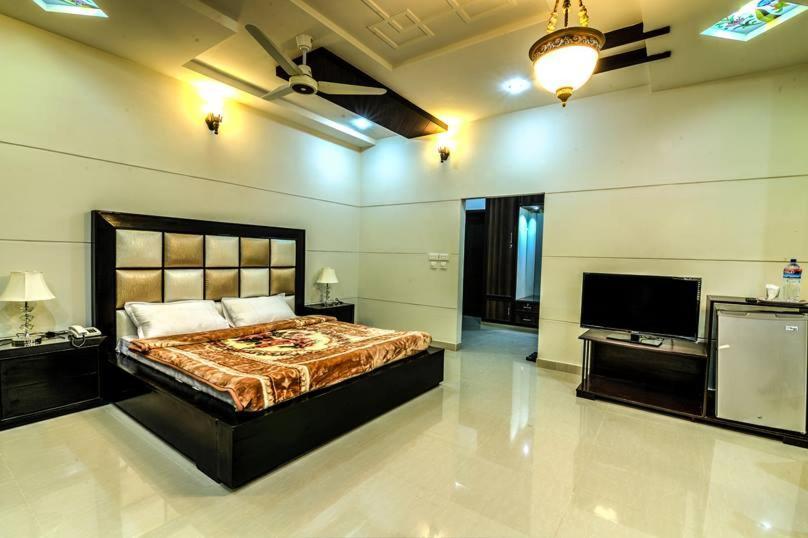 Midway Hotel & Restaurant Sadiqabad المظهر الخارجي الصورة