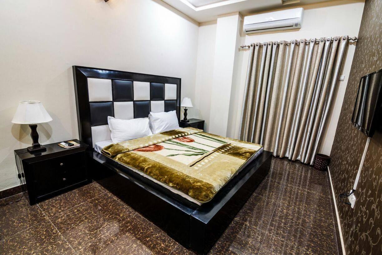 Midway Hotel & Restaurant Sadiqabad المظهر الخارجي الصورة