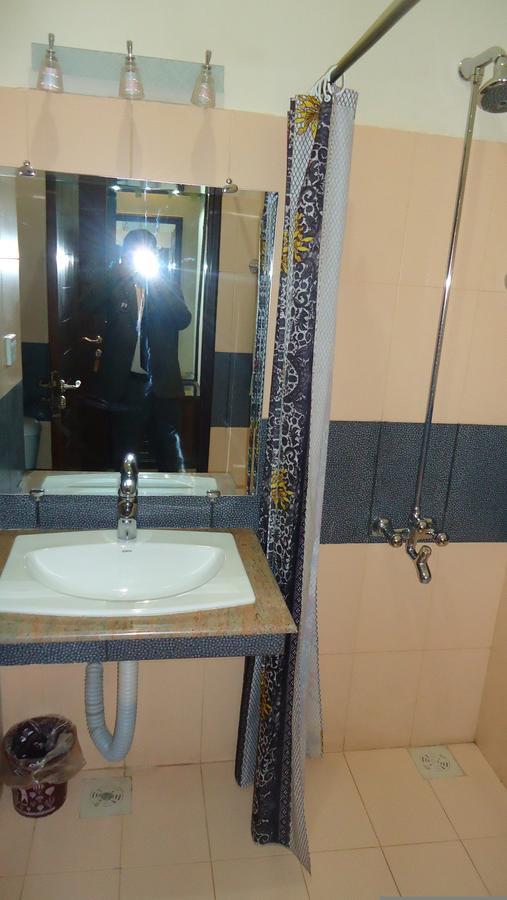 Midway Hotel & Restaurant Sadiqabad المظهر الخارجي الصورة
