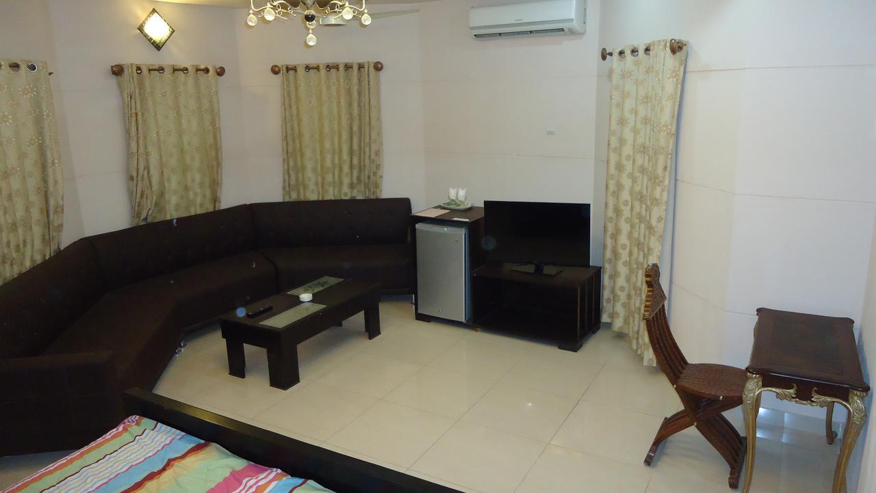 Midway Hotel & Restaurant Sadiqabad المظهر الخارجي الصورة