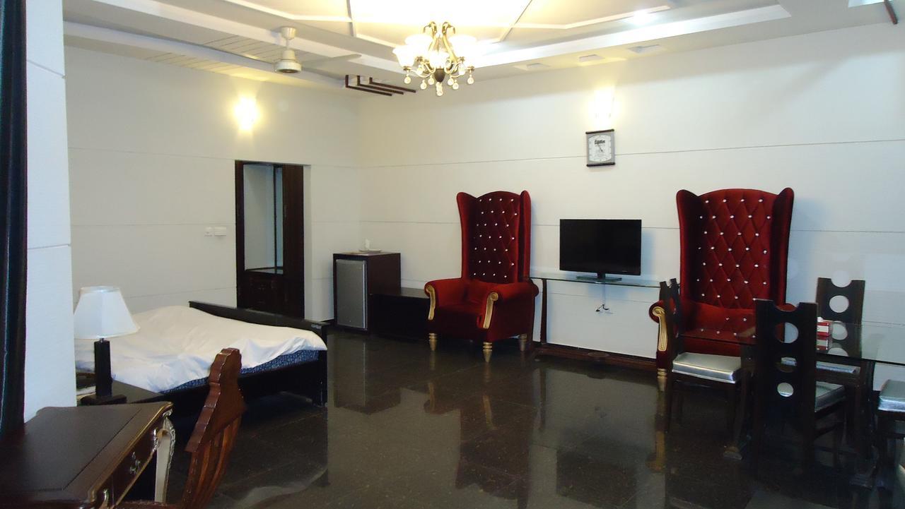 Midway Hotel & Restaurant Sadiqabad المظهر الخارجي الصورة
