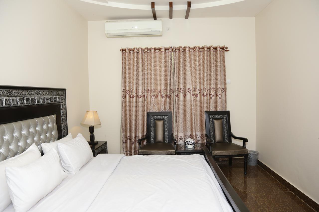 Midway Hotel & Restaurant Sadiqabad المظهر الخارجي الصورة