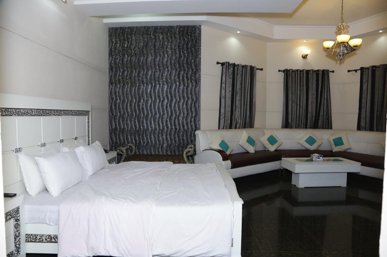 Midway Hotel & Restaurant Sadiqabad المظهر الخارجي الصورة